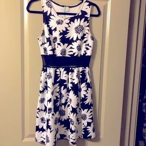 Very pretty black and white sunflower dress